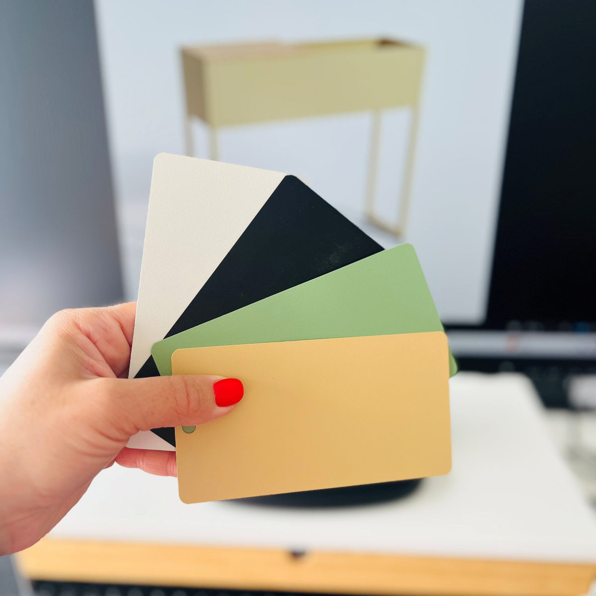Foto, Hand mit Farbkarten, Design-Leidenschaft