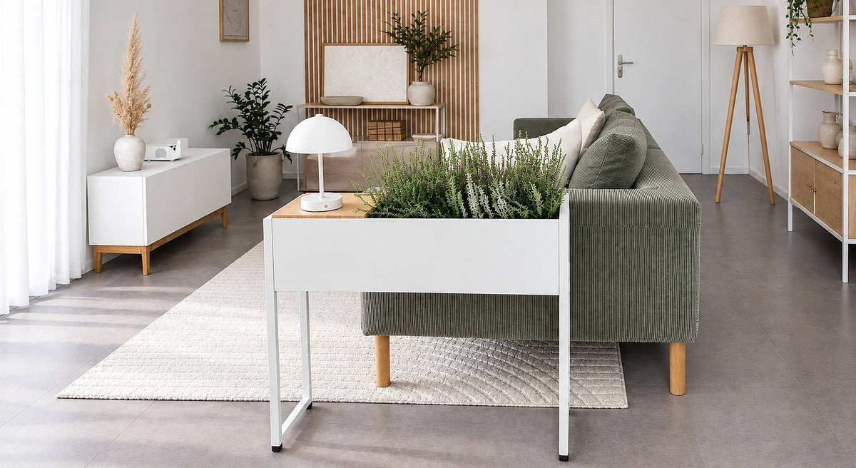 Plantbox Stockholm in Weiß als schmaler Konsolentisch im Wohnzimmer, mit Lampe und Pflanze auf dem Bambusbrett