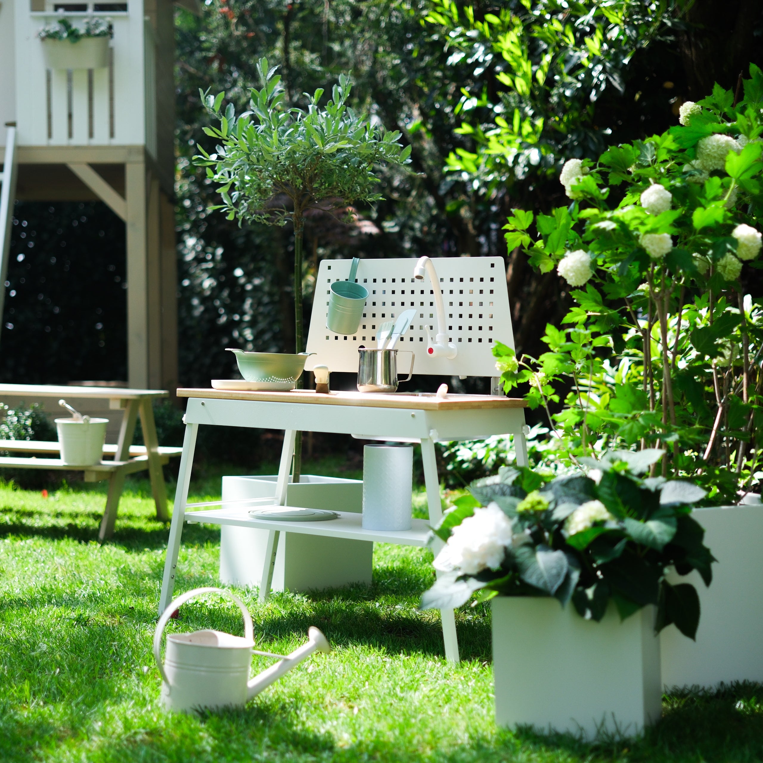Matschküche Capri in weiß im Garten