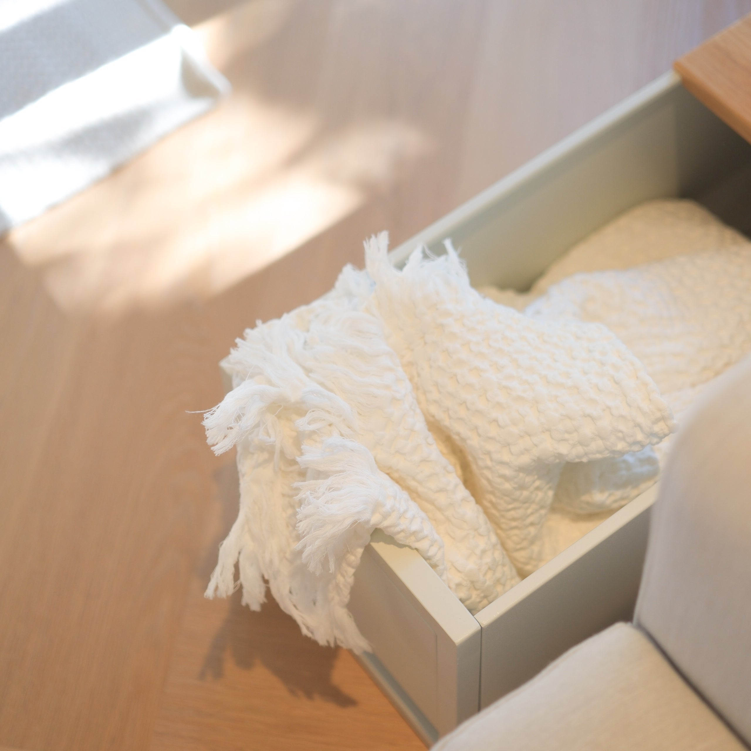 Plantbox Dublin in weiß Ansicht von oben mit weißer Decke neben Couch