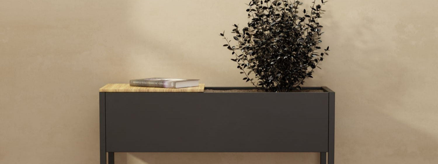 Plantbox "Stockholm" in schwarz mit Buch auf Ablage und bepflanzt