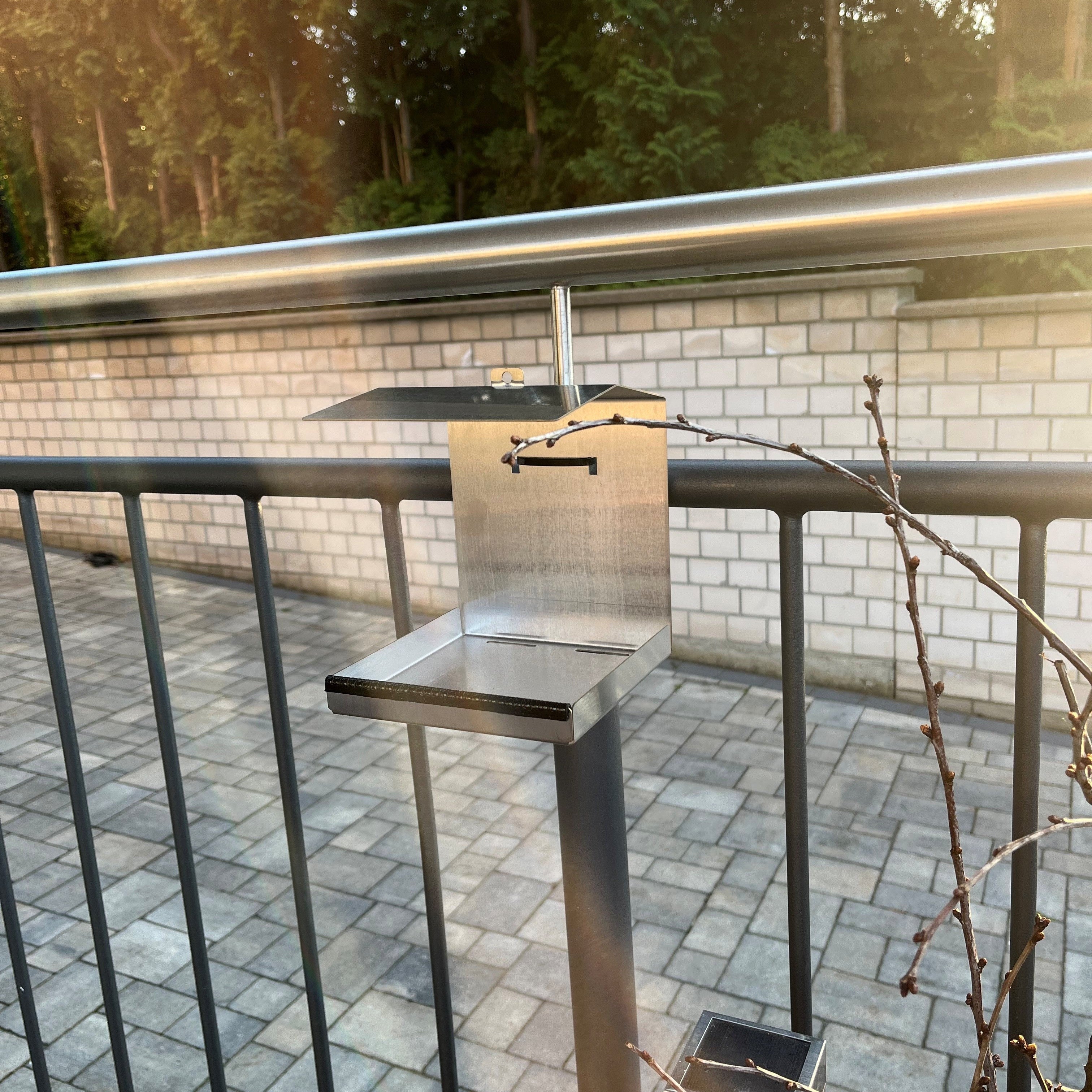 Edelstahl Vogelhaus "Helsinki" an Terrassenbrüstung befestigt