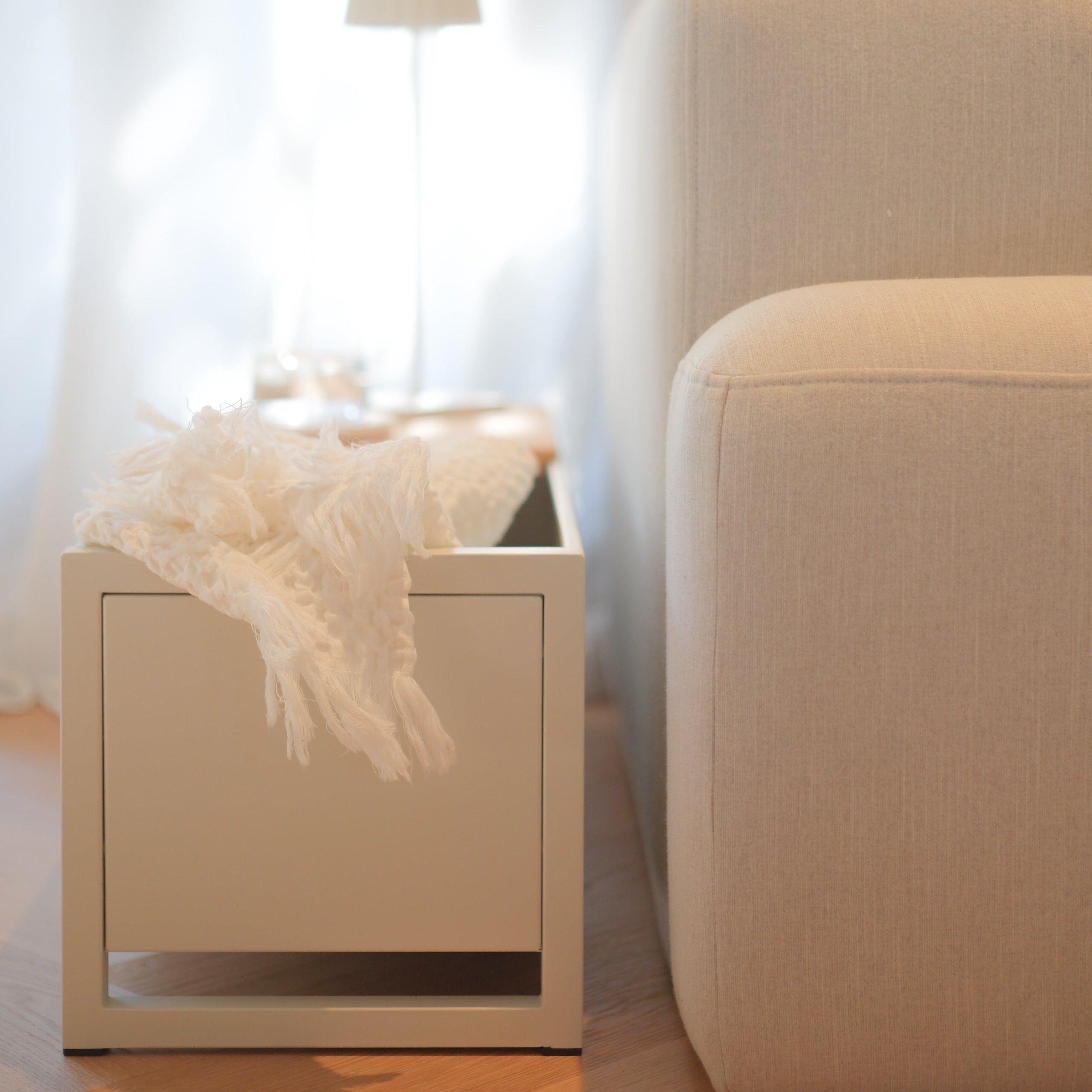 Plantbox Dublin in weiß Ansicht der Seite neben Couch