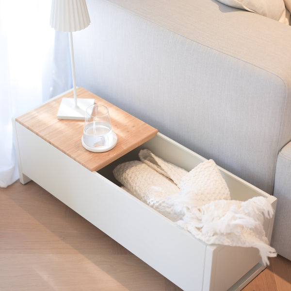 Plantbox Dublin in Weiß, Seitenansicht neben Couch